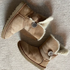 Supersöta UGGs🤎 - Säljer mina supersöta uggs i storlek 36-37! ❄️✨  Priset kan diskuteras🥰