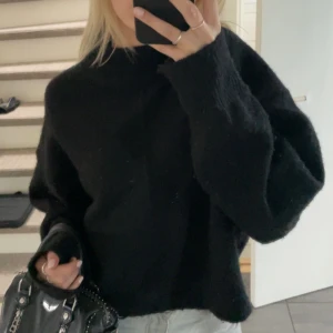 Stickad tröja - Skit fin svart stickad tröja🤩från Ginatricot i storlek S!!