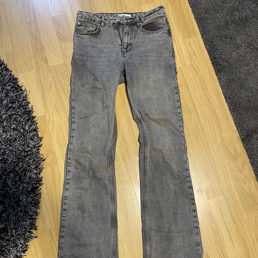 Gråa jeans från Gina, storlek 36. Säljer då dom blivit för stora, använda ett fåtal gånger. Funkar på mig som är 172 men i längsta laget. . Jeans & Byxor.