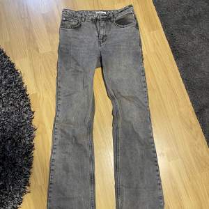 Gråa jeans från Gina, storlek 36. Säljer då dom blivit för stora, använda ett fåtal gånger. Funkar på mig som är 172 men i längsta laget. 