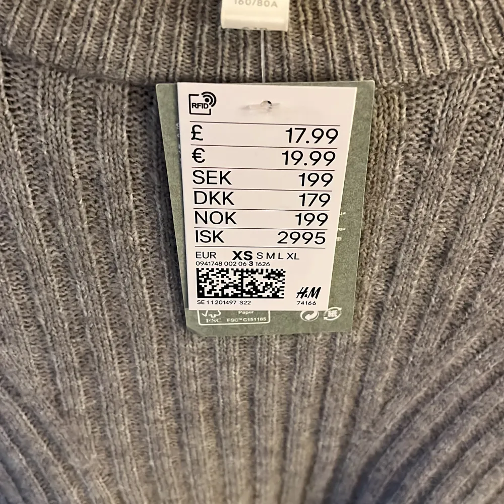 Grå stickad tröja från H&M i strl xs aldrig använd. Köpt för 199 säljer för 70+frakt💗 Hör av er vid frågor!. Stickat.