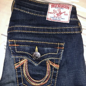 True religion - True religion Lågmidjade jeans i mycket bra skick. Jättefina sömmar. Bootcut/flare i modellen. 75cm innebenslängd. Midjestorlek ca w 27/28. Säljer då de är för korta på mig som är 170. Skriv för fler bilder💕 Laddade upp annons på nytt,kolla i min profil!