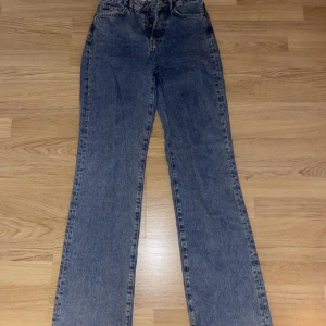 Jeans  - 1 år gamla, använda 2-3  Nypris 599kr