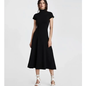 NY Zara wool klänning - Oanvänd wool klänning från Zara.  41% wool 36% viscose  21% poliamide  2% elastane