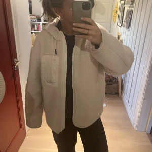 Teddyjacka - Superfin Teddy/piléjacka från HMs som inte säljs längre🥰 Storlek S men lite oversized. Super fint skick och perfekr nu på hösten/vintern då den är varm och mysig!💫 Använd fåtalet gånger🥰