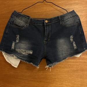 Obs! Har 2 exakt likadana par därav 2 annonser. Ett par jätte fina jeans shorts som tyvärr inte passar så därav aldrig använd, är storlek 3xL men känns som en stor L. Otroligt stretchiga!