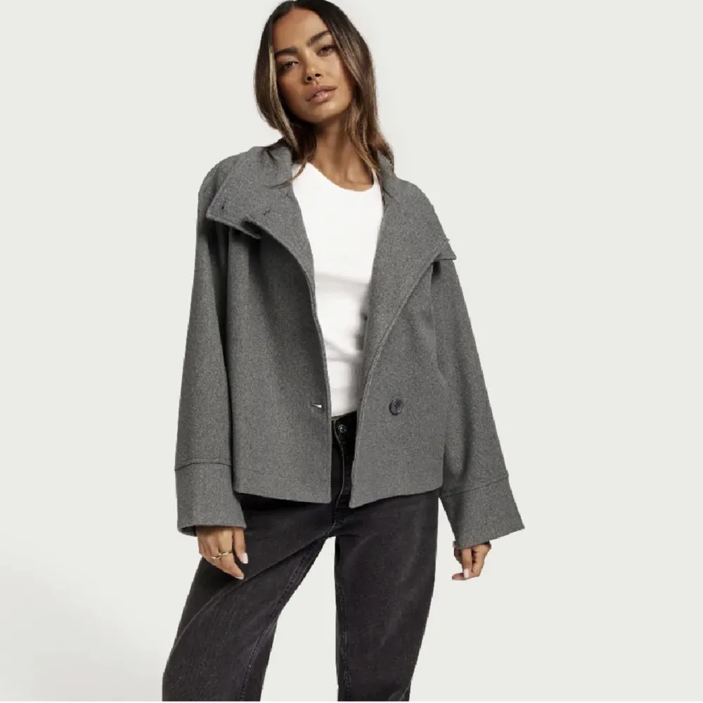Säljer denna gråa trendiga kappa i stl S från Gina tricot då den aldrig kommer till användning. Är därför i nyskick, enbart provad!🌸 Hör av dig vid frågor eller intresse💕. Jackor.