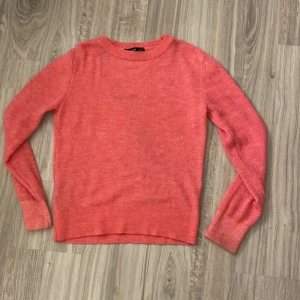 Stickad tröja  - En jätte gullig rosa stickad tröja från mango. Storleken är i S och tröjan är i mycket gott skick. Knappt använd. Tröjan är köpt för 350 och säljer för 190kr
