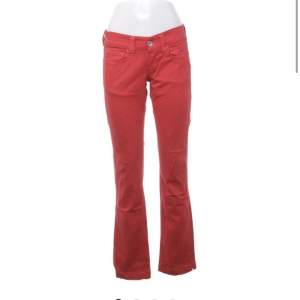 Så sjuukt snygga röda jeans! Storlek 28💗 Köpte på sellpy men de var tyvärr lite långa på mig. Skriv för frågor‼️💗 
