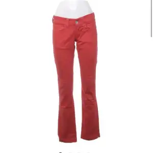 Så sjuukt snygga röda jeans! Storlek 28💗 Köpte på sellpy men de var tyvärr lite långa på mig. Skriv för frågor‼️💗 