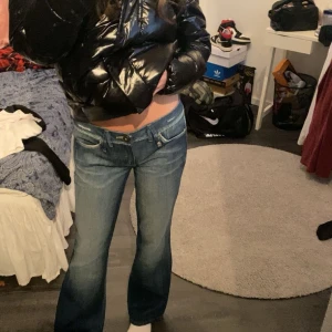 Lågmidjade jeans  - Jätte fina lågmidjade jeans, använda max tre gånger om inte mindre. Passar den som är runt 165-175. Storleken står inte men passar mig som är S i de flesta kläder. 
