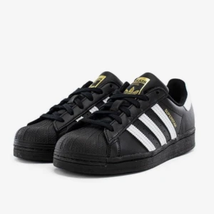 Adidas superstars - Adidas superstars, stl 38 2/3. INTRESSEKOLL!!! Nästan helt oanvända och är super sköna! Jag brukar ha 38 men dem är lite små i storlekarna! Skicka om du har frågor!