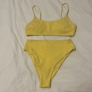 Ljusgul bikini - Helt oanvänd bikini, högt skuren och med midja. 
