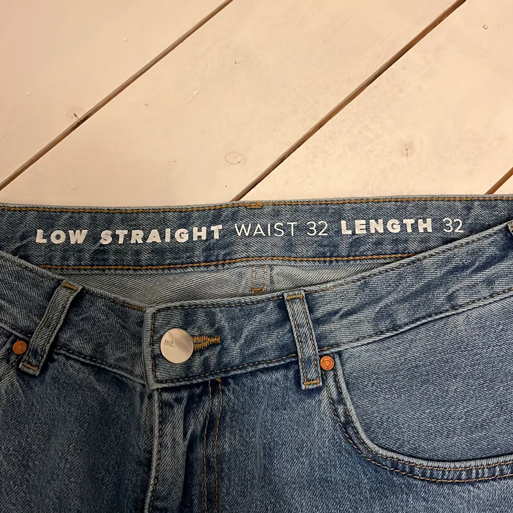 Supersnygga low waist jeans från bikbok, straight leg 💙 väldigt sparsam och säljer eftersom de inte riktigt passar på mig! Betalning via Swish . Jeans & Byxor.