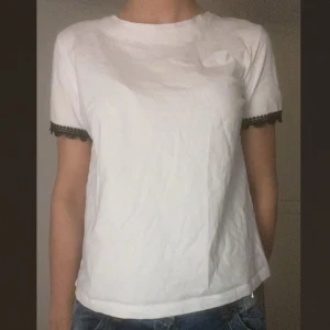 zara tshirt - tshirt ifrån zara med en liten svart detalj i armarna, köptes för 199 men säljer för 90 ❤️‍🔥❤️‍🔥