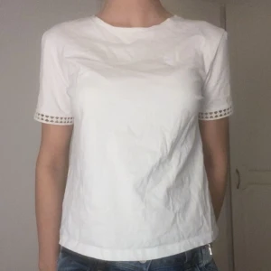 zara tshirt  - vit tshirt ifrån zara med en liten detalj vid armarna, köptes för 199 men säljer för 90 ❤️‍🔥❤️‍🔥