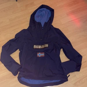 Jacka herr - Väldigt bra skick på jackan, storlek XL , passar för dig som är runt 180 längden och uppåt , säljer då jag ej använder den , nypris är runt 2 tusen så jag säljer för hälften!