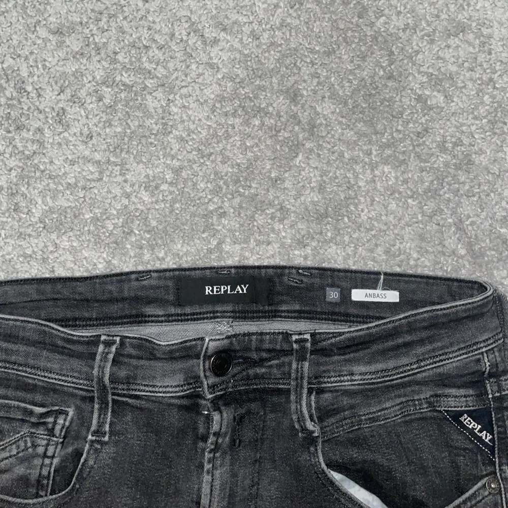 Svarta replay jeans i fint skick! Strl 30(modell Anbass). Jeans & Byxor.