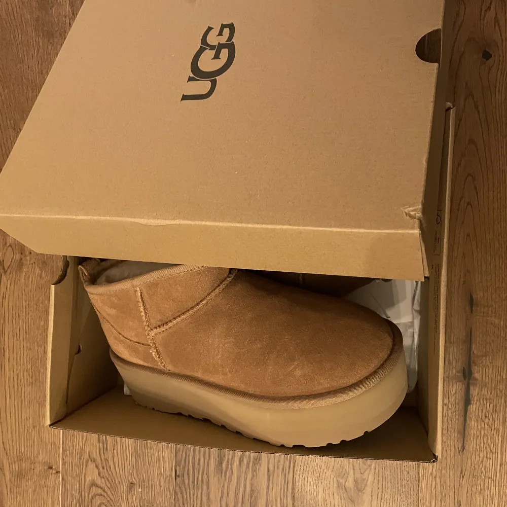 Helt nya ugg ultra mini plattform. I färgen chestnut. Säljer då jag inte känner mig bekväm med de i min längd, storlek 39 (passar även 38! Ingen defekt alls och endast provade inomhus. Därav helt oanvända. Pris kan sänkas vid snabb affär💕Köpa för 2000 kr. Skor.