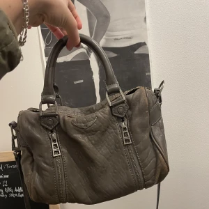 Zadig väska  - Intressekoll! På min älsklings väska från zadig Voltaire.💛 bara att höra av er om ni har frågor 🐆den är i använt skick, som skav på lädret osv. 
