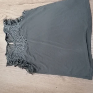 Top - En topp som inte kommer till användning längere 🥰förlåt för min kamera skriv gärna och fråga om fler bilder🤗