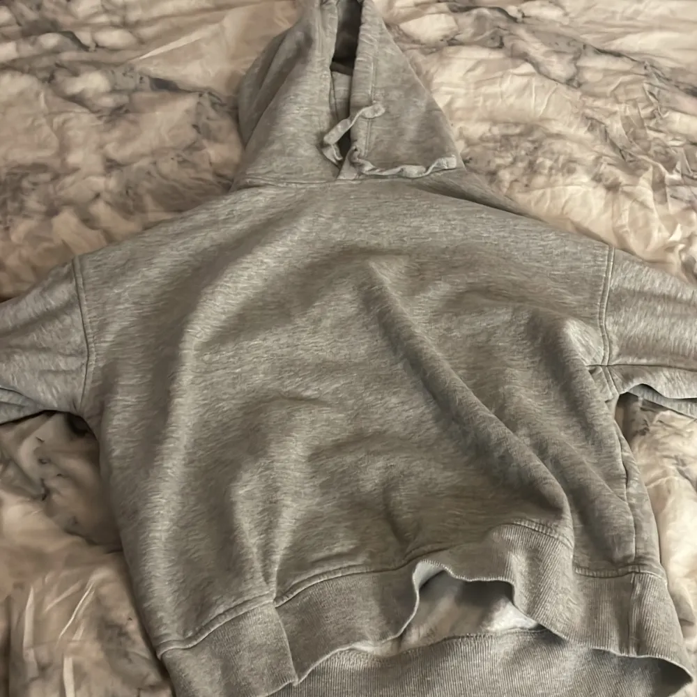säljer en grå zara hoodie eftersom jag inte använder den och har använt den 2 gånger . Hoodies.