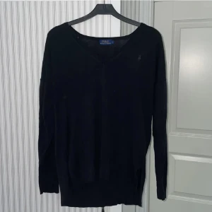 Ralph Lauren tröja  - Snygg Ralph Lauren långärmad, v-ringad tröja. Riktigt skönt material! Använda fåtalet gånger. 