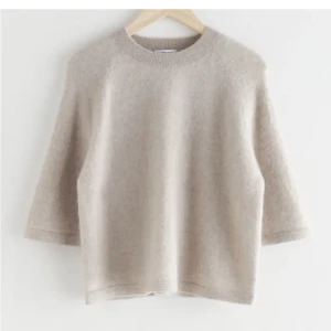 &other stories stickad T-shirt  - Populära stickade T-shirten från &other stories. Nästan oanvänd skriv för fler bilder