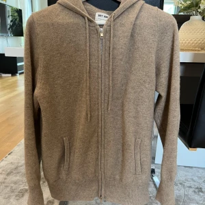 Soft Goat zip - Tja! Säljer en sjukt fin sandfärgad SG zip hoodie. Slutsåld och sjukt svåra att få tag på. Avgör skicket själv, endast general wear och skick på 8,5/10. Storlek M och sitter TTS. Nypris ligger på 2800, jag säljer för 1599 BIN, bud från 999.