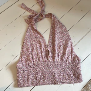 Sommartopp - Ljusrosa sommartopp som man knyter vid nacken med öppen rygg från Veromoda. ❤️‍🔥