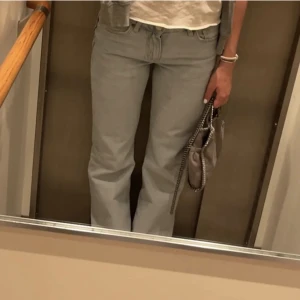 Blåa lågmidjade jeans - Ljusblåa lågmidjade jeans. Köpta här på Plick men är inte min stil  (Inte mina bilder)