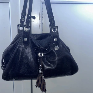 Adax väska  - (VILL FÅ SÅLT SÅ FORT SOM MÖJLIGT PGA FLYTT) Mörkbrun/svart supersnygg Adax väska! Jättefint skick! 