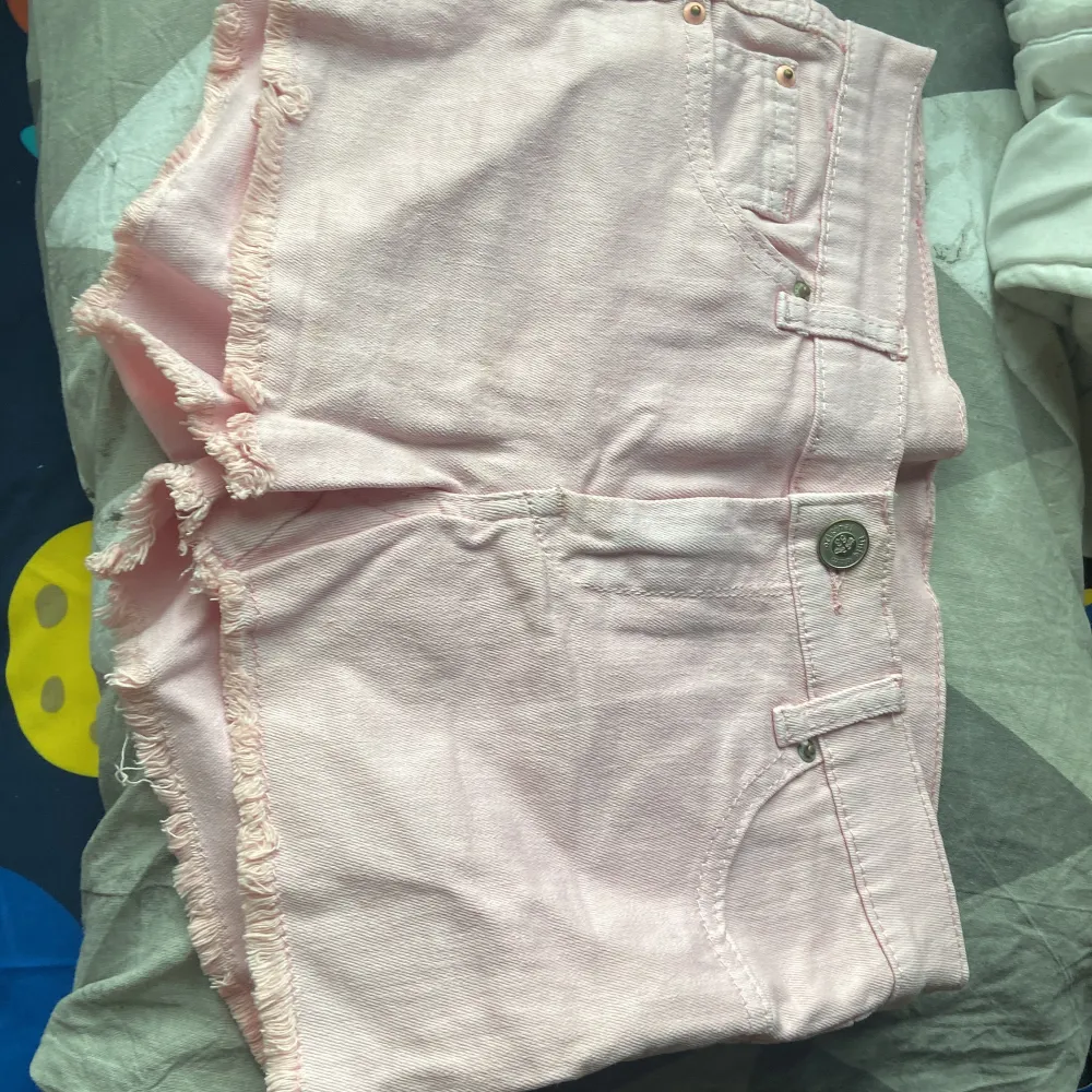 Rosa jeansshorts från Ullared. De har en starkare rosa färg än som syns i bilden.. Shorts.