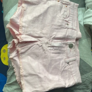 Rosa jeans shorts - Rosa jeansshorts från Ullared. De har en starkare rosa färg än som syns i bilden.