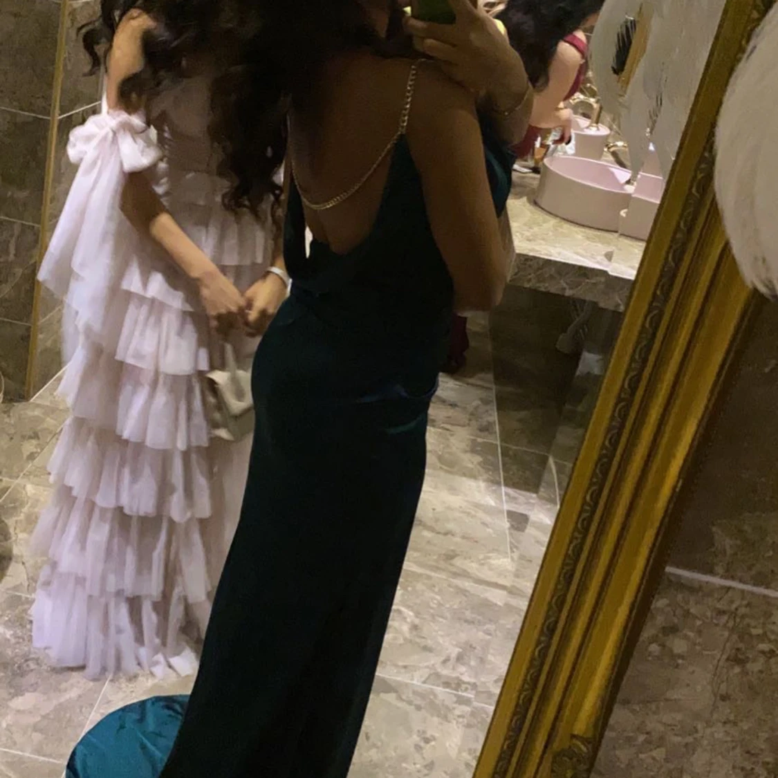 Grön satinklänning med öppen rygg - 90