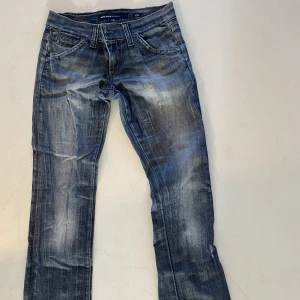 Jeans - Säljer mina as snygga lågmidjade miss sixty jeans som tyvärr inte kommer till använding. Bra skick. Pris är diskuterbart.