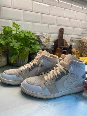 Jordan 1 Mid SE Craft inside out white grey  - Tja! Säljer nu mina feta och sällsynta Jordan 1 mids för ett riktigt bra pris! Dem är använda ca 6-7 ggr så det är i toppskick! (9/10 skick) box och kvitto ingår även.  Hör av er med frågor och bilder osv//Liam