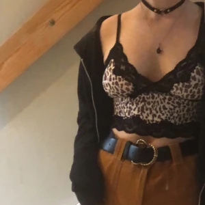 Cheetah linne - Y2k linne i cheetah mönster och svarta spets detaljer. Den är välanvänd men i bra skick. Är heltäckande så det fungerar att ha utan bh. Säljer eftersom den är för liten för mig nu.