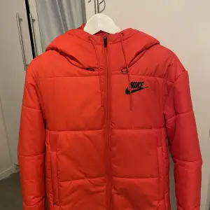 En väldigt fin och färgglad jacka ifrån Nike. Passar väldigt bra till vintern och är i väldigt bra skick