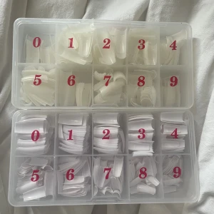 tippar till gelenaglar - tippar för att kunna göra gelenaglar, från nagelgigaten. jag har använt de men det finns otroligt många kvar av varje. ord. fanns det 500st. det finns många kvar 1 för 50 2 för 80