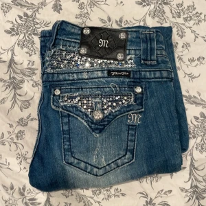 Missme jeans - Säljer nu mina älskade missme jeans! Måste sälja dom för använder dom knappt då dom är förstora för mig!  Dom är i jätte fint skick,  inga skador/fläckar . Förfler bilder kontakta! Skulle tänka mig runt 550-600kr MEN priset kan diskuteras vid snabb affär💕
