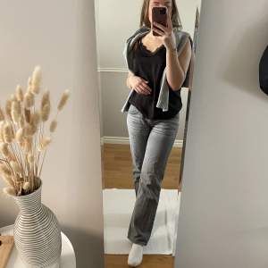 Jättesnygga jeans som tyvärr börjat bli för små. Från weekday i modellen arrow i storlek W 27 L 30, sitter som en S. Skriv om ni är intresserade eller vill ha mer bilder. Pris kan diskuteras, köparen står för frakten! ❤️