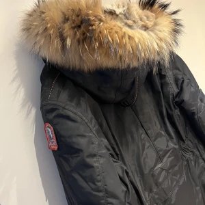 Parajumpers Kodiak  - Parajumpersjacka i modellen Kodiak (dam). Sparsamt använd. Som ny. Äkta päls. Kemtvättad 1 gång. Kvitto finns från Johnells! 🩷