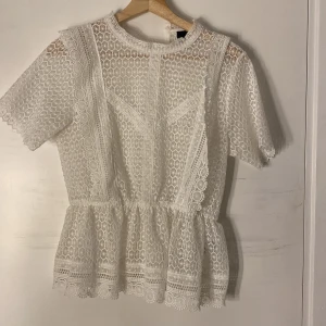 Topp - Fin spets topp som inte kommer till användning, fint skick 