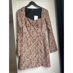 Klänning Zara - Supersöt miniklänning med en liten slit! Inte använd, prislappen sitter fortfarande kvar! 