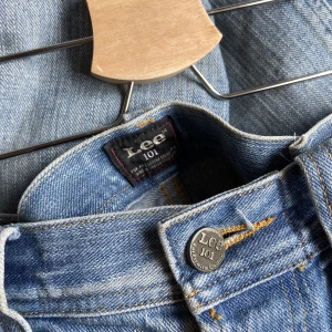 Lågmidjade Lee 101S - Säljer mina lågmidjade långa Lee-jeans i storlek M (uppskattningsvis då det inte står ). Jag har även sytt in midjan lite för att få en bättre passform (skickar gärna bild). Frakt tillkommer men kan även mötas upp.❤️