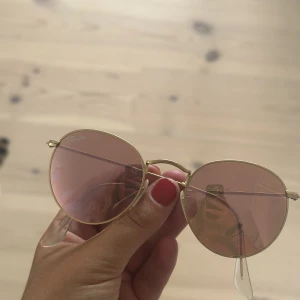 Raybans - Rosa raybans med guldig ram. Superfint skick! Rayban fodral medföljer. Nypris ca 1800. 