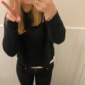 Stickad hoodie - Super fin stickad hoodie från Lindex. Knappt använd. Nypris:ca 450kr