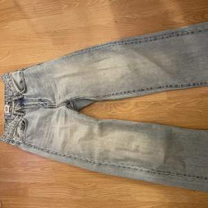 Ljusblåa jeans som är använda få gånger, lite trasiga upptil men dom går att använda. Fråga gärna om ni har funderingar 
