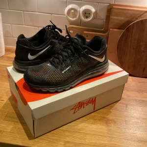 Air max stussy 2013 - Jätte sköna stussy air max i fint skick men har ett hål vid bakre hälen på ena skon. Kommer med box och kvitto . Dom är helt äkta  står stussy på sidan med nike loggan på 3 ställen. För mer bilder eller kvitto skriv till mig. Ge gärna bud. Köpta från sns!
